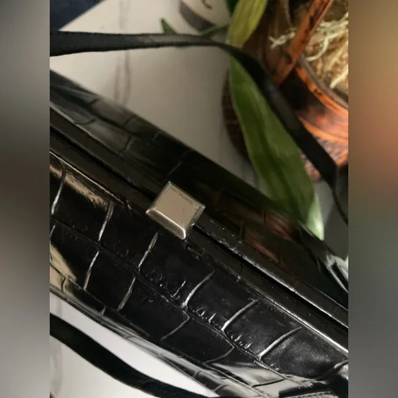 Elegant Black Croc-Embossed leather purse - Picture 7 of 15